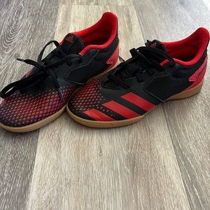 Adidas boys size 2.5 Predator red indoor futsol shoes